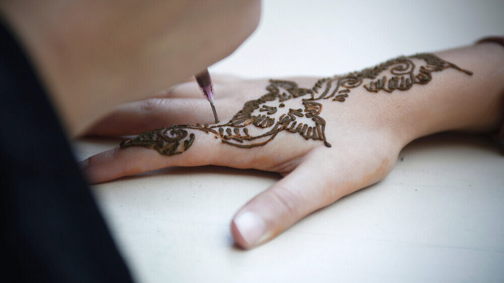 Friseur in Neu-Isenburg bietet Henna-Tattoos